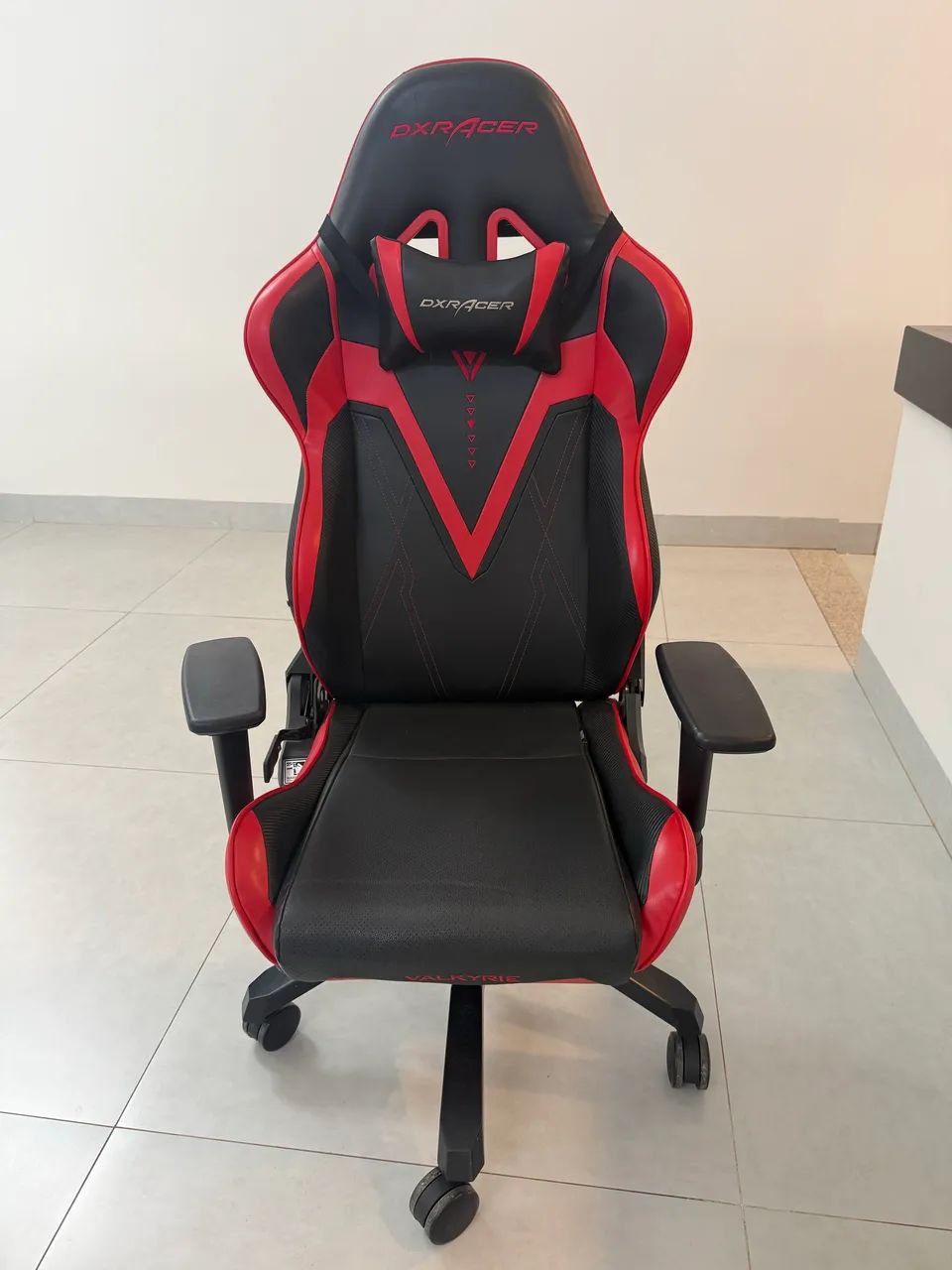Cadeira Gamer DXRacer Valkyrie - Preta e Vermelha