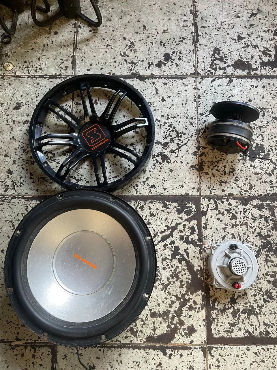 Vendo grave 12 selenium 2+2 com caixote