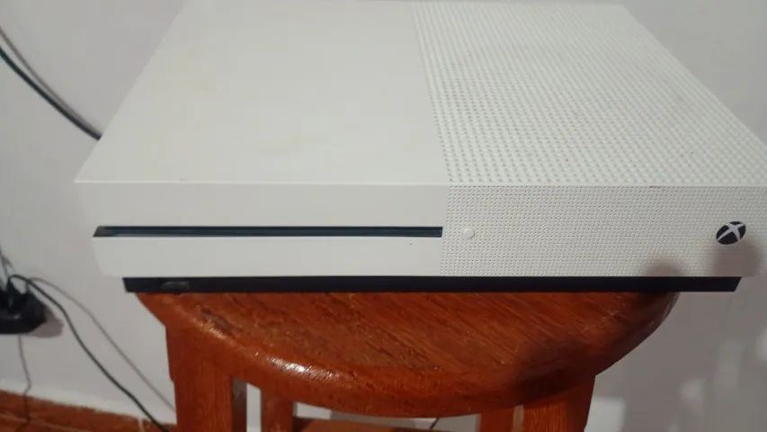 Vendo Xbox one s mídia digital,manete original e jogo.