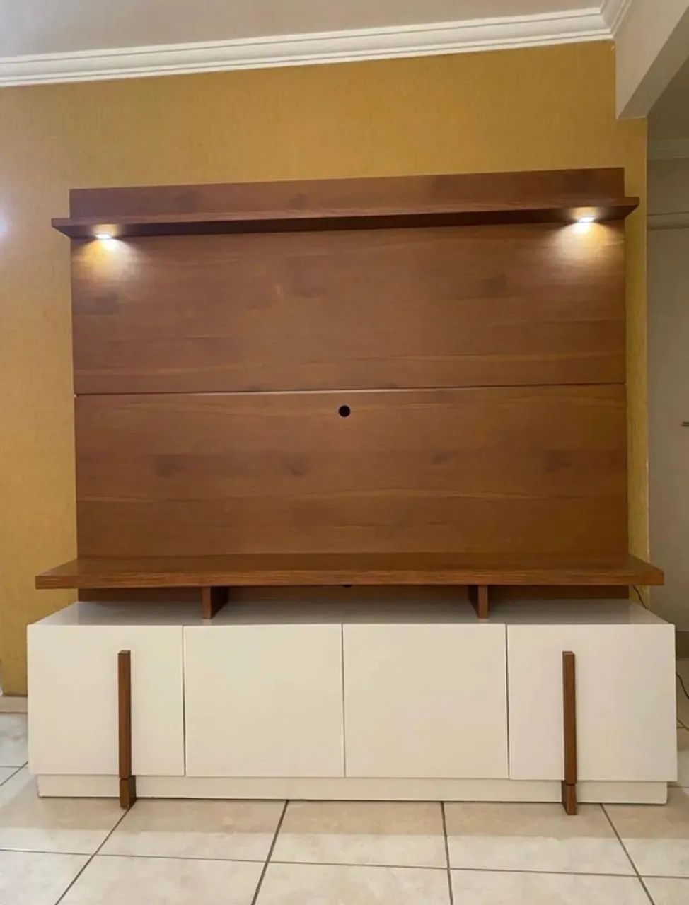 Rack com painel para TV Sala MDF amadeirado com iluminação - Foto 2