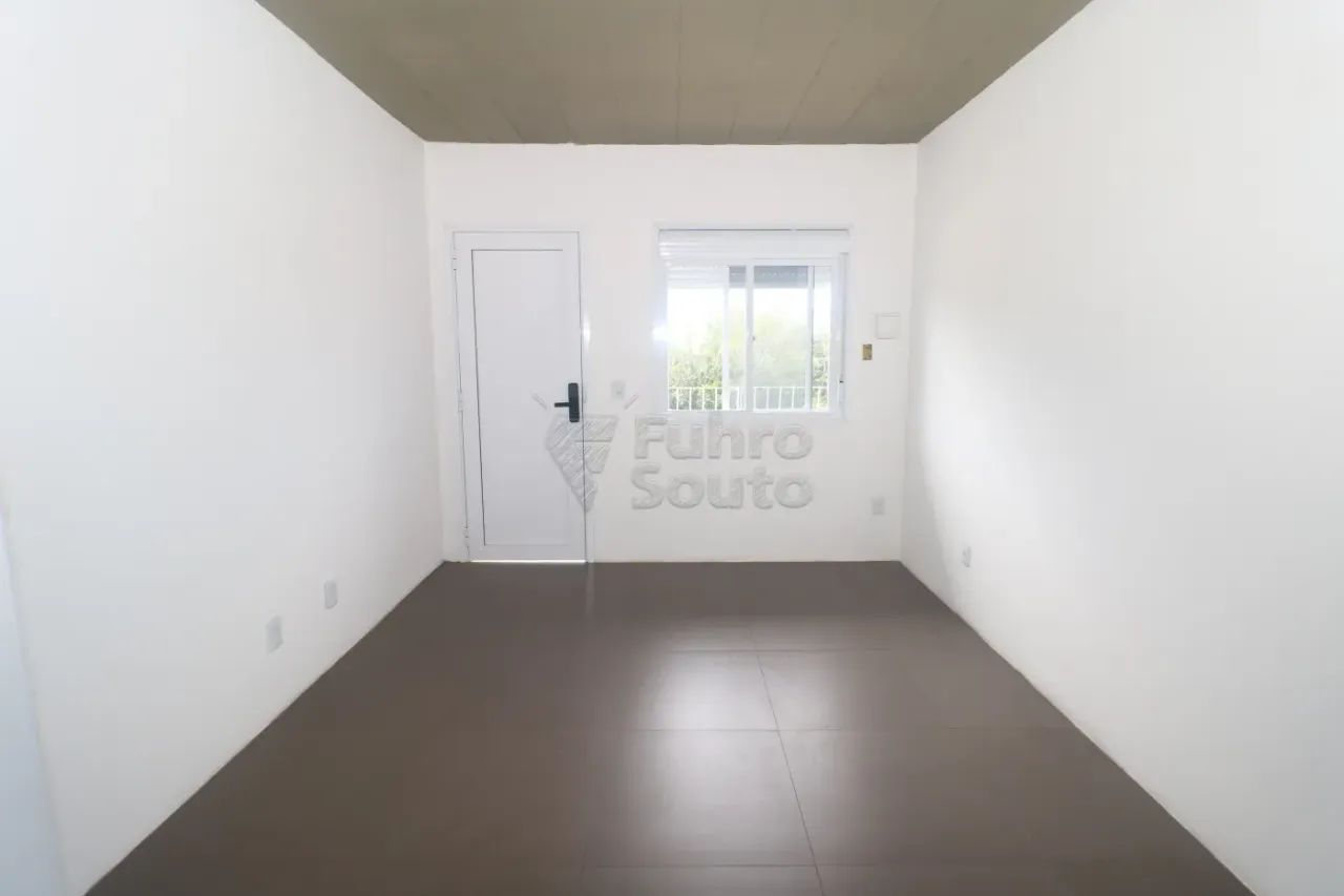 Casa em Condomínio com 2 Dormitórios e Sacada no Laranjal