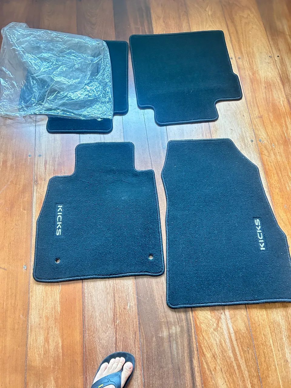 Vendo jogo de tapetes p Nissan kicks, original é extremamente macio 