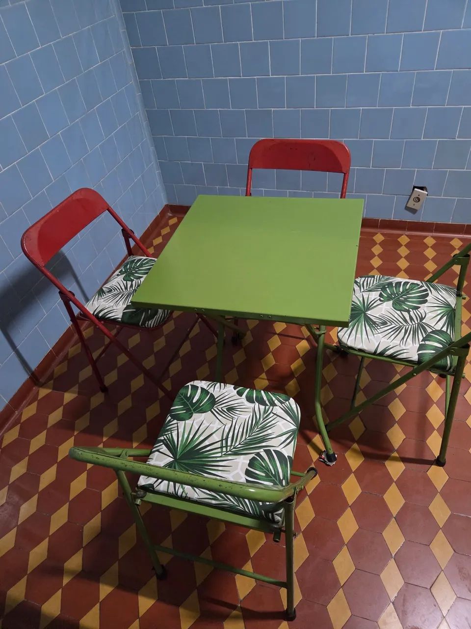 Mesa de ferro com 4 cadeiras e almofada EXCELENTE ESTADO - Foto 4