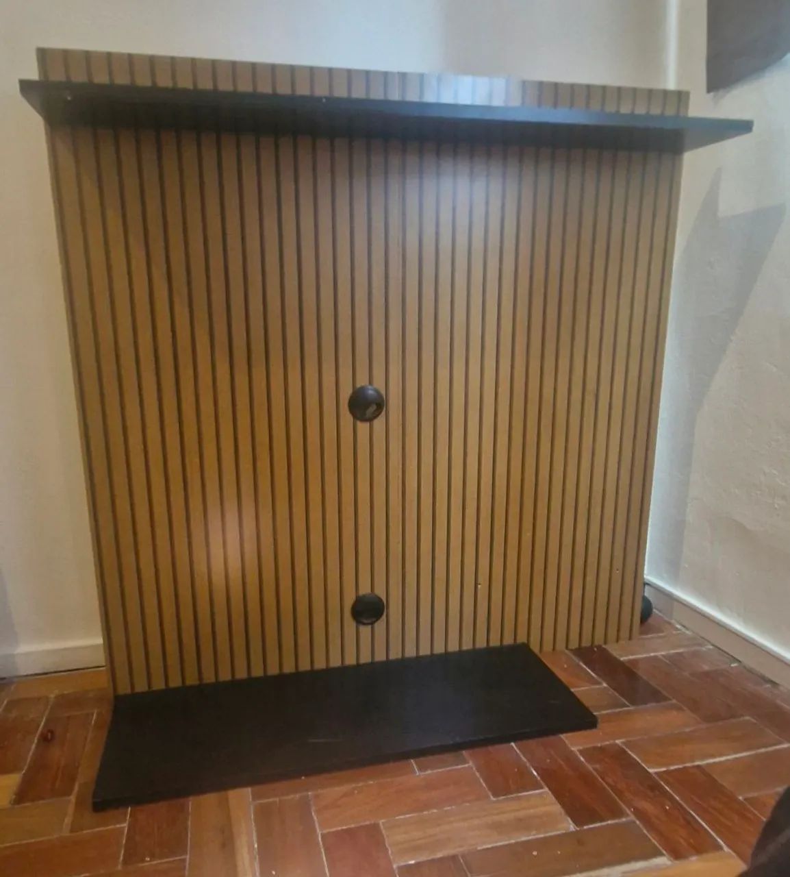 Painel ripado pra tv 32 semi novo usado so 3 meses
