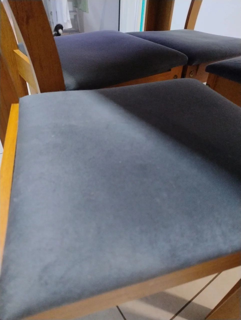 Mesa retangular em MDF com 4 cadeiras estofadas - Foto 3