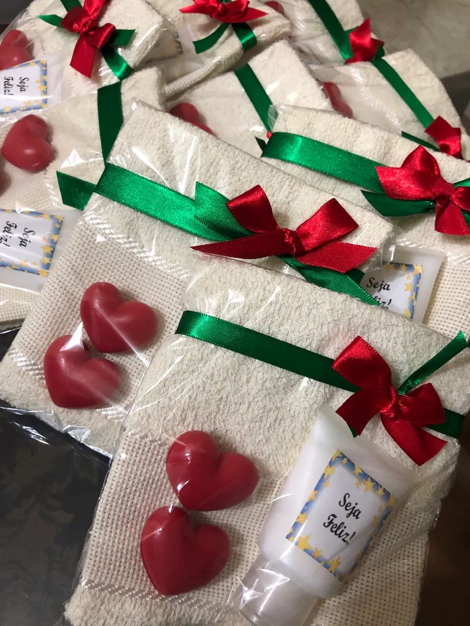 Presente para datas e pessoas especiais - Kit toalha de lavabo, creme de mão e sabonetes  - Foto 3
