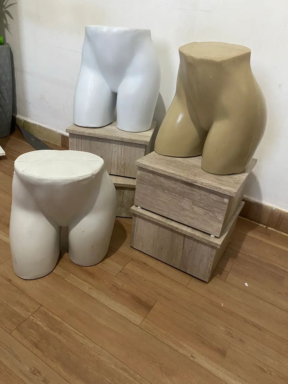 Tablado de MDF e manequins - Foto 2