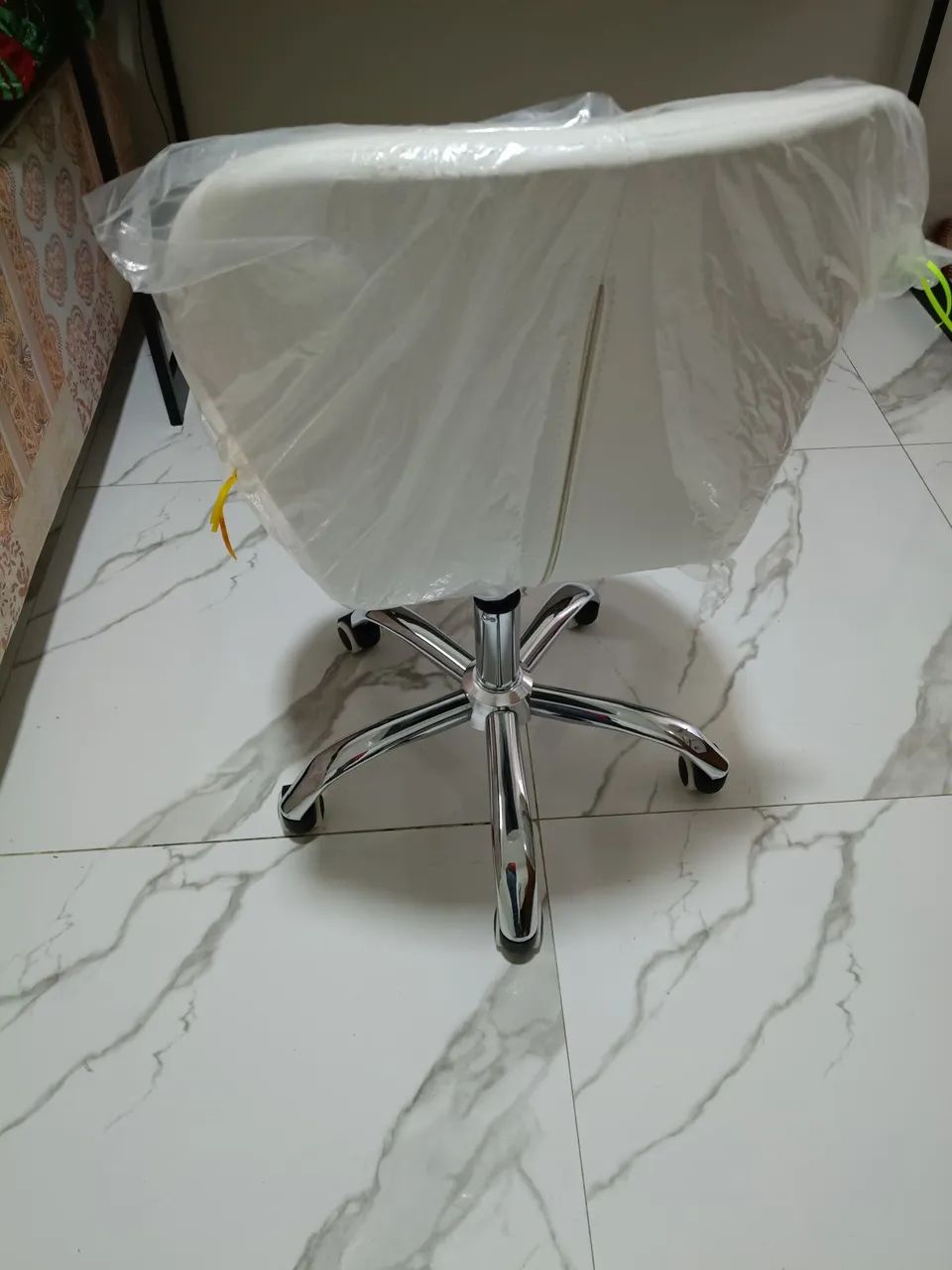 Cadeira de escritório com rodas - Foto 2