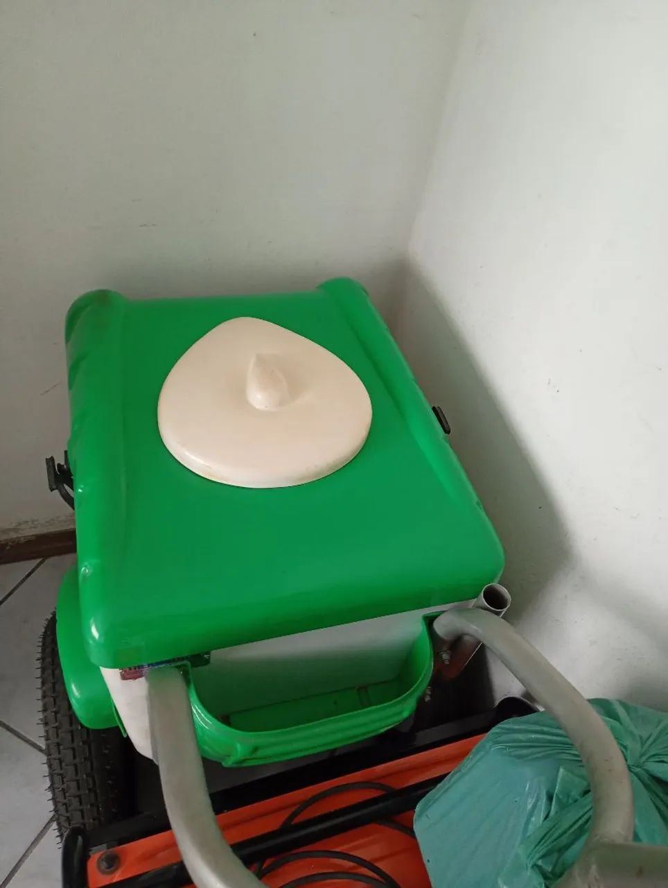 Vendo Carrinho de Picolé/Capacidade 300 picolés/Incluso as 5 Placas de Gelo/1 ano de uso 