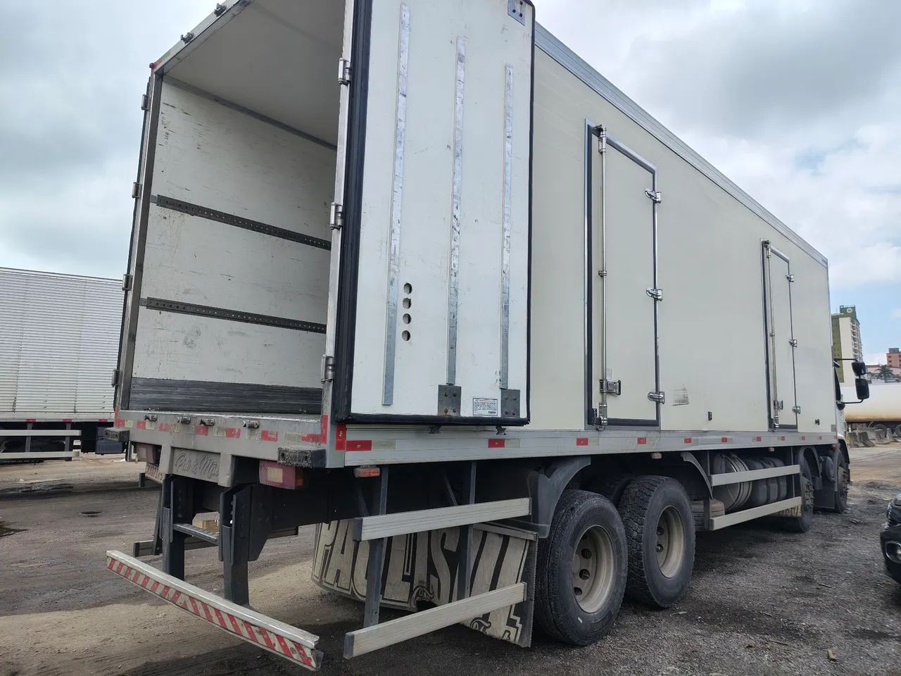 Volvo Vm 330 8x2 bitruck  - Foto 3