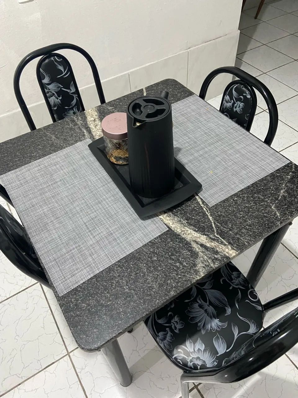 Mesa bem conservada 470,00