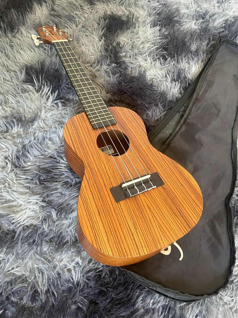 VENDO UKULELÊ
