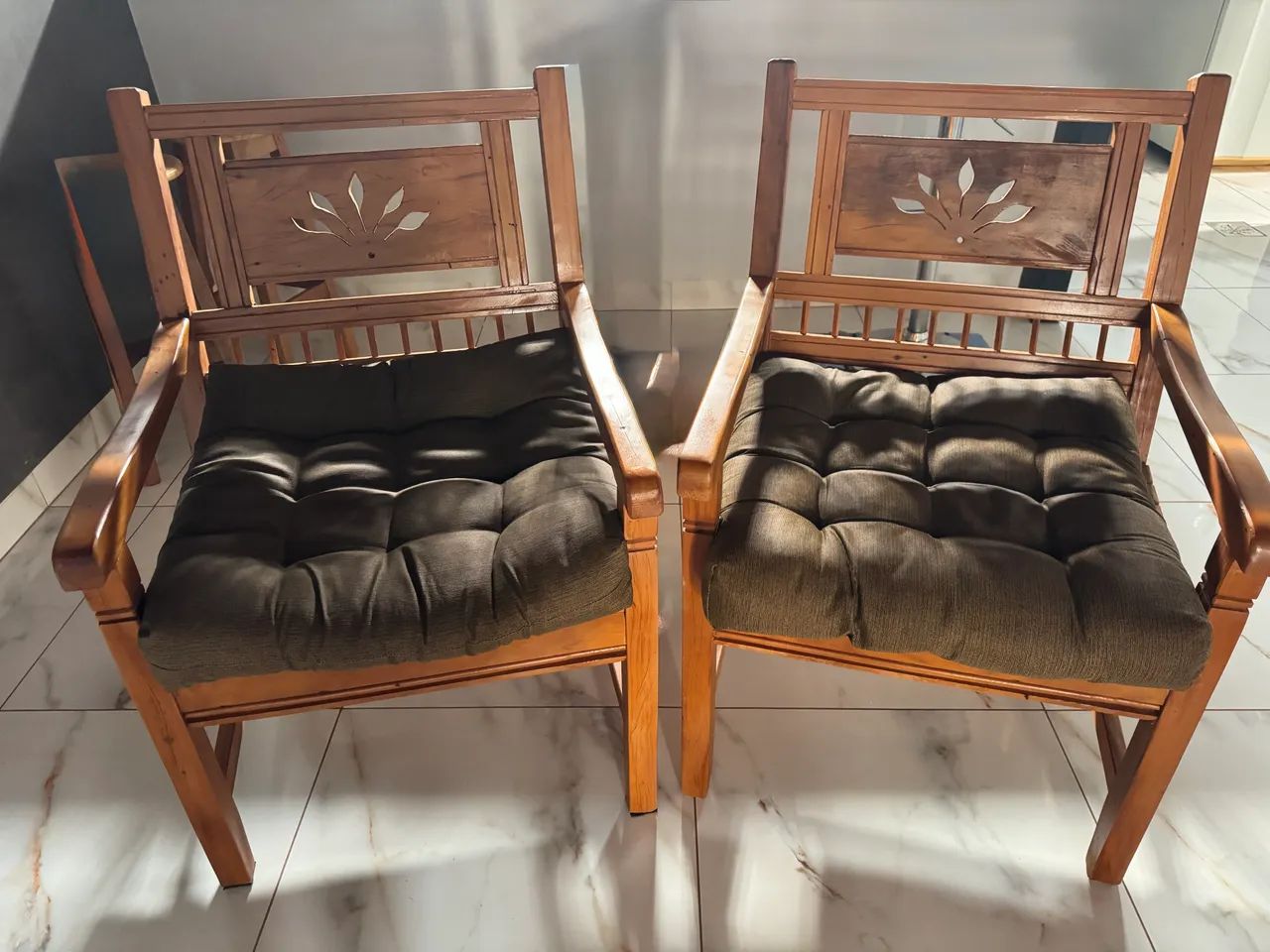 Poltronas de madeira  - Foto 2