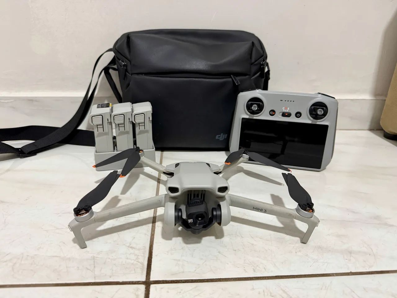 Drone DJI Mini 3 combo e controle com tela