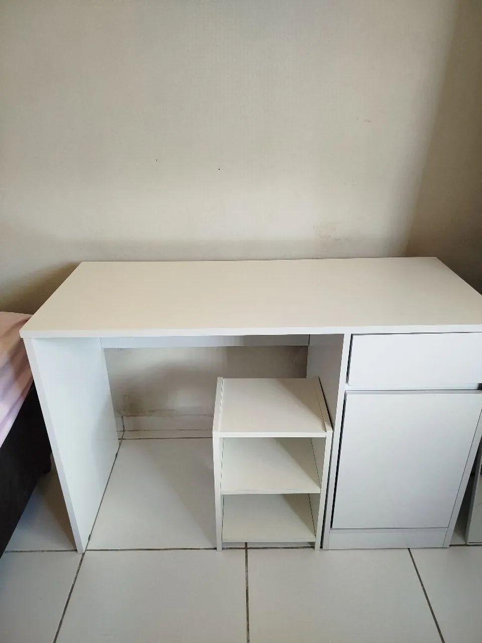 Escrivaninha branca com mesinha  - Foto 2
