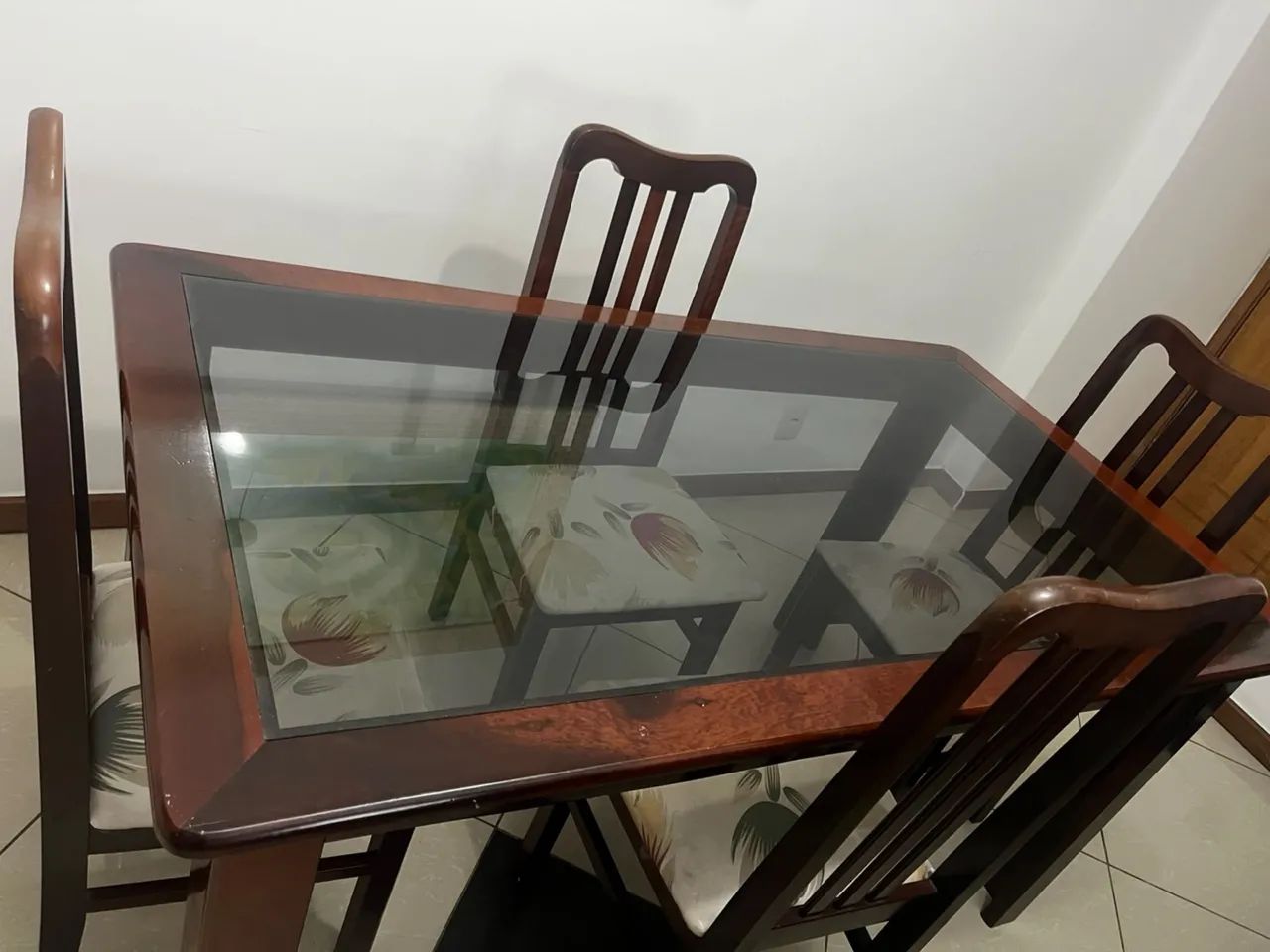 Mesa de jantar com 6 cadeiras