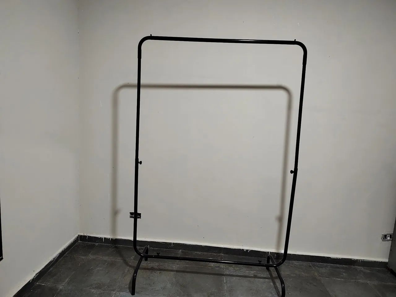 Arara de metal preta