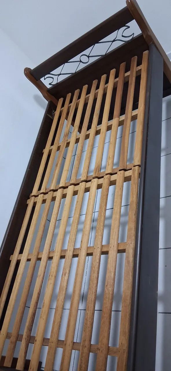 Vendo cama de solteiro madeira maciça - Foto 4