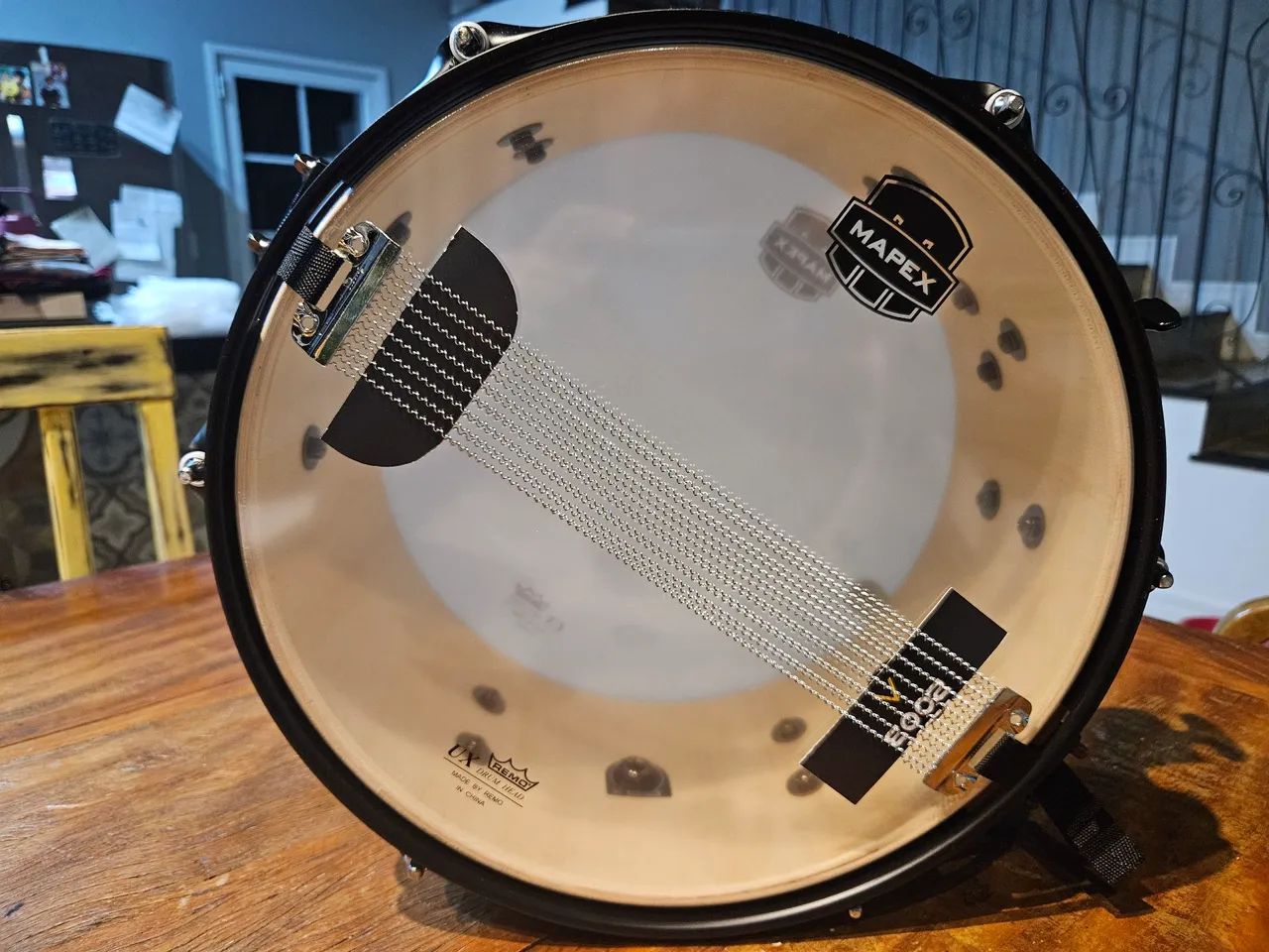 Caixa mapex 12x6 polegadas em madeira, Casco e aros em preto, adesivada em madeira clara - Foto 2