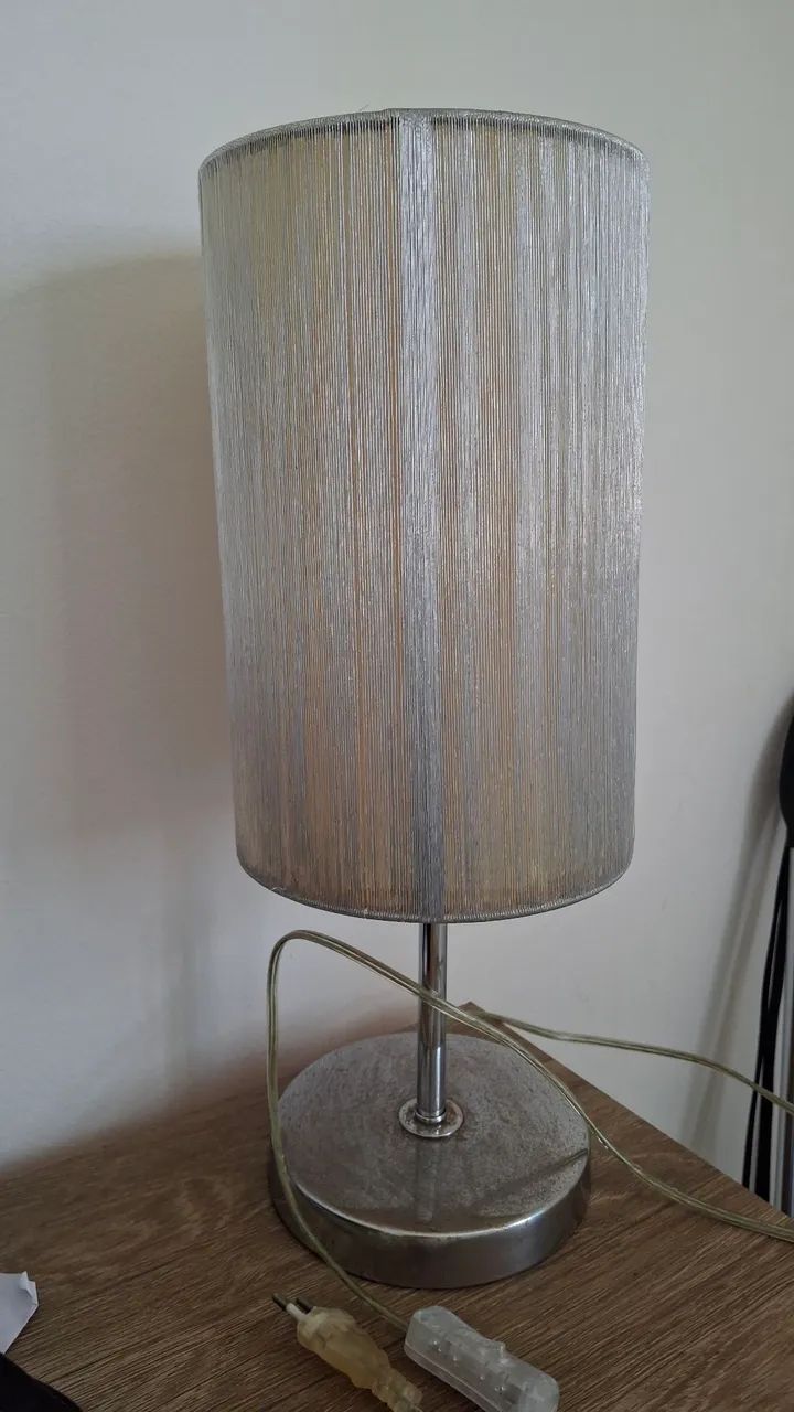 Abajur / Luminária de Mesa com Cúpula Cilíndrica - Funcionando Perfeitamente - Foto 2