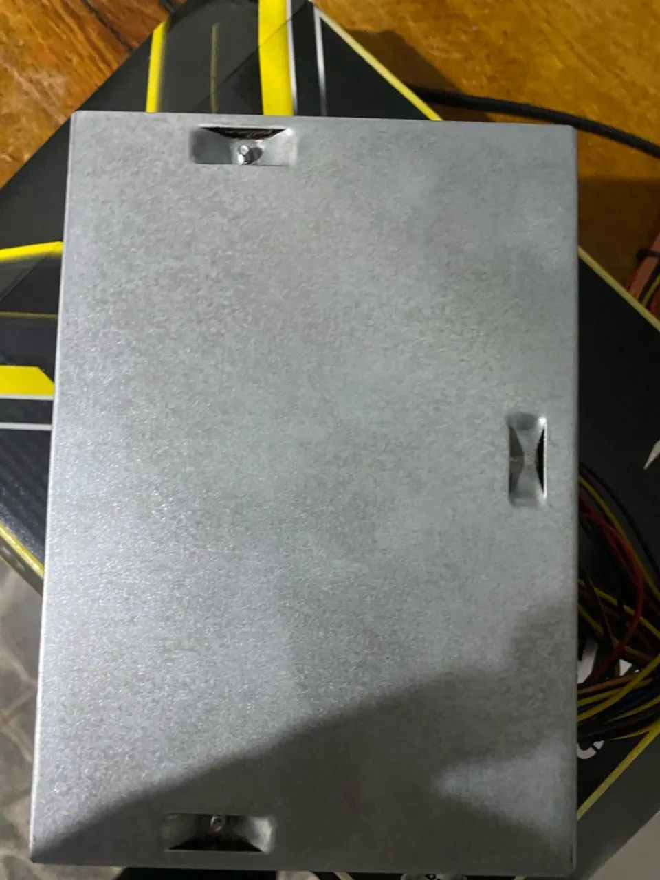 Placa mãe antiga com processador e memória e com uma fonte de 230v - Foto 4