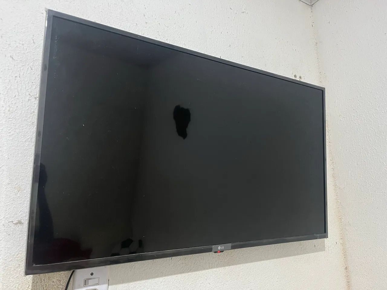 TV LG 43 em ótimo estado com controle