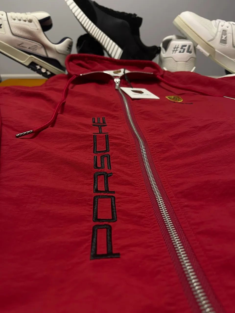 Jaqueta Porsche X Aimé Leon Dore Vermelha Nylon - Foto 3