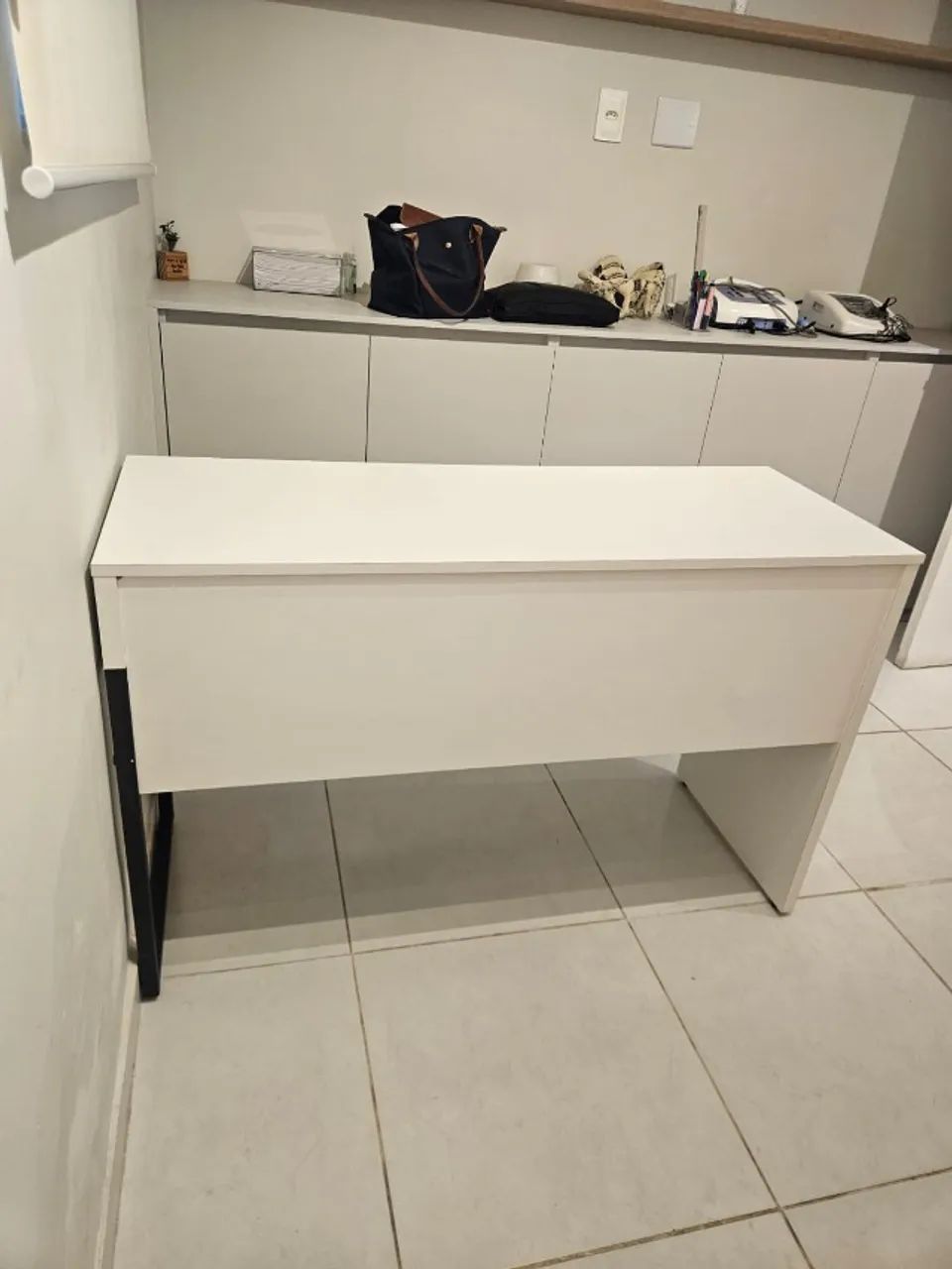 Mesa branca em MDF, base de ferro.  - Foto 3