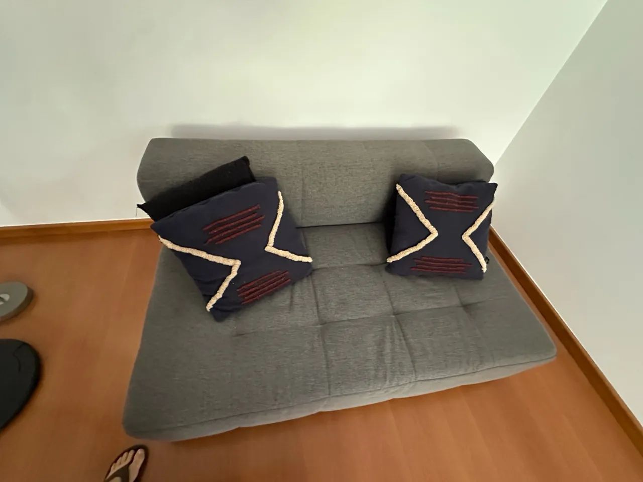 Sofá Tok&Stok 2 Lugares Cinza 1,45m + Almofadas - Foto 2