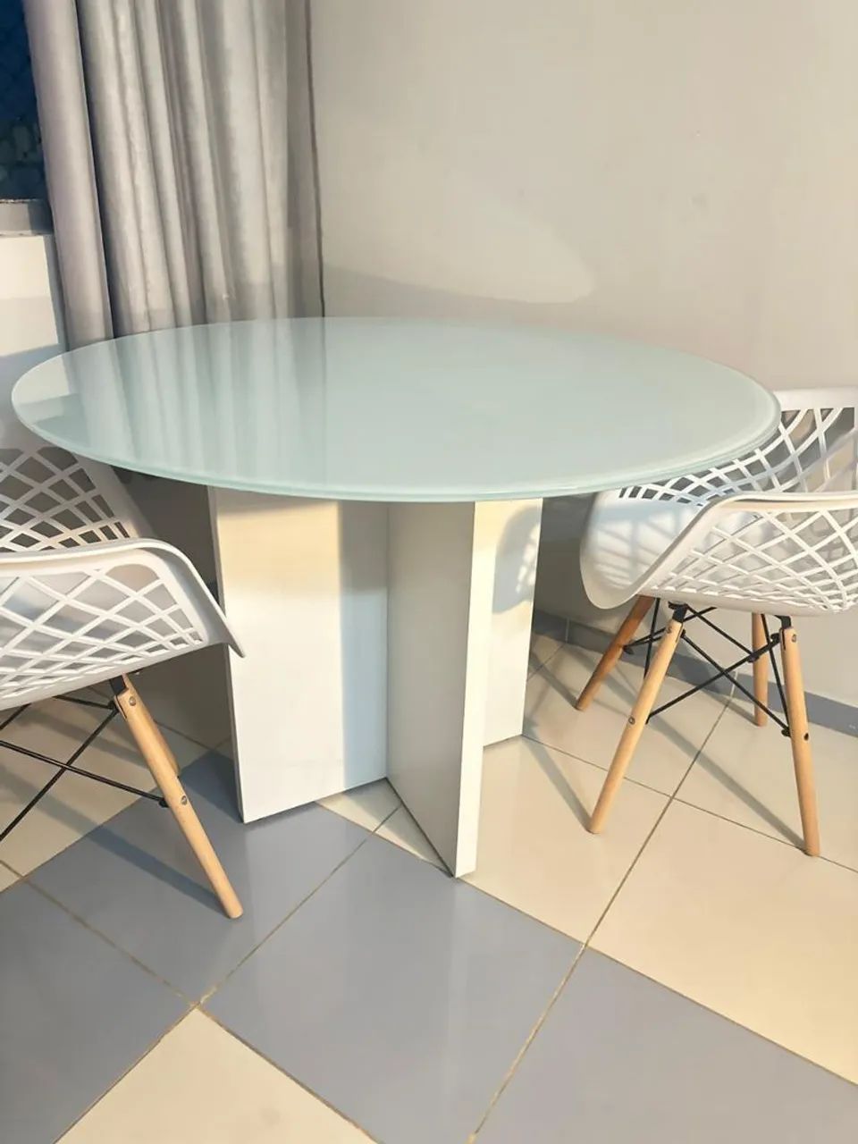 Mesa de Jantar redonda com tampo de vidro (SEM CADEIRAS).