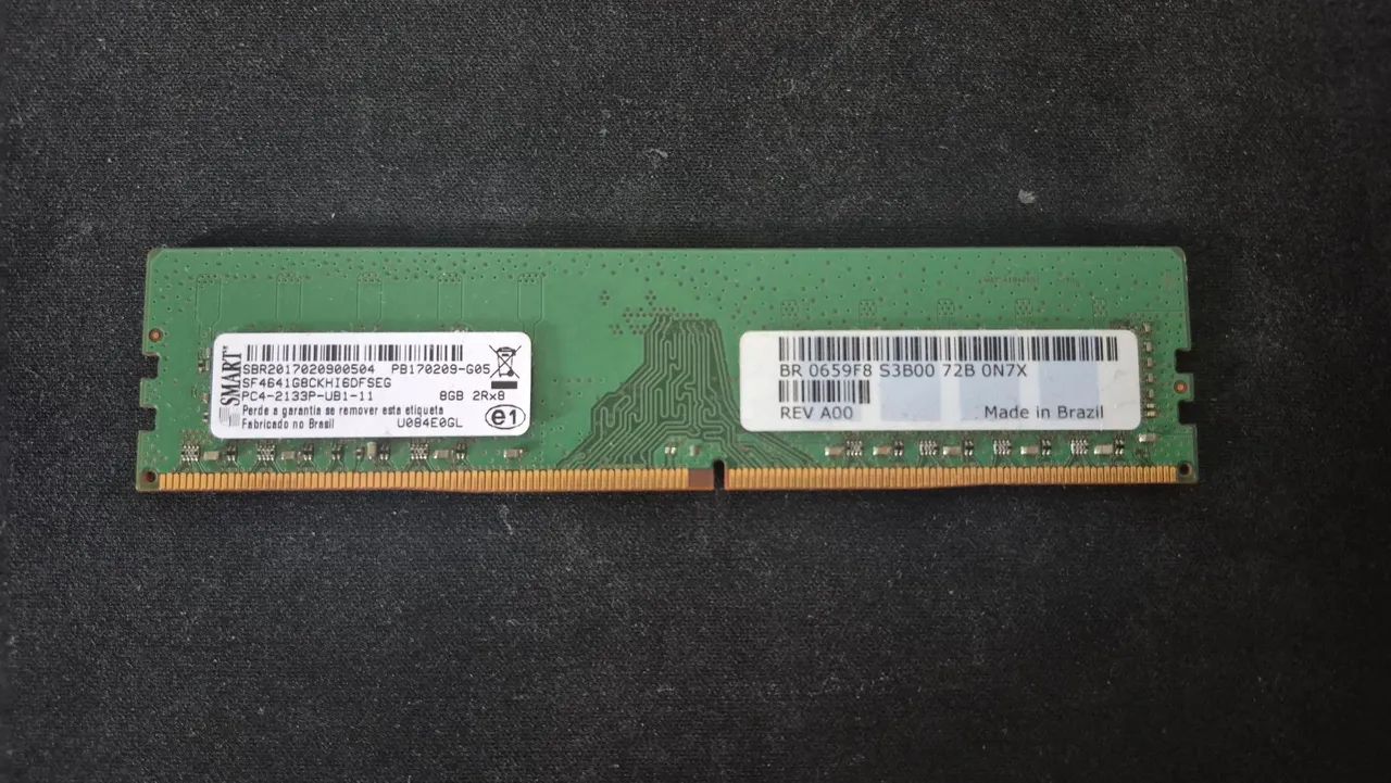 Memória RAM DDR4 de 8GB para computador desktop.