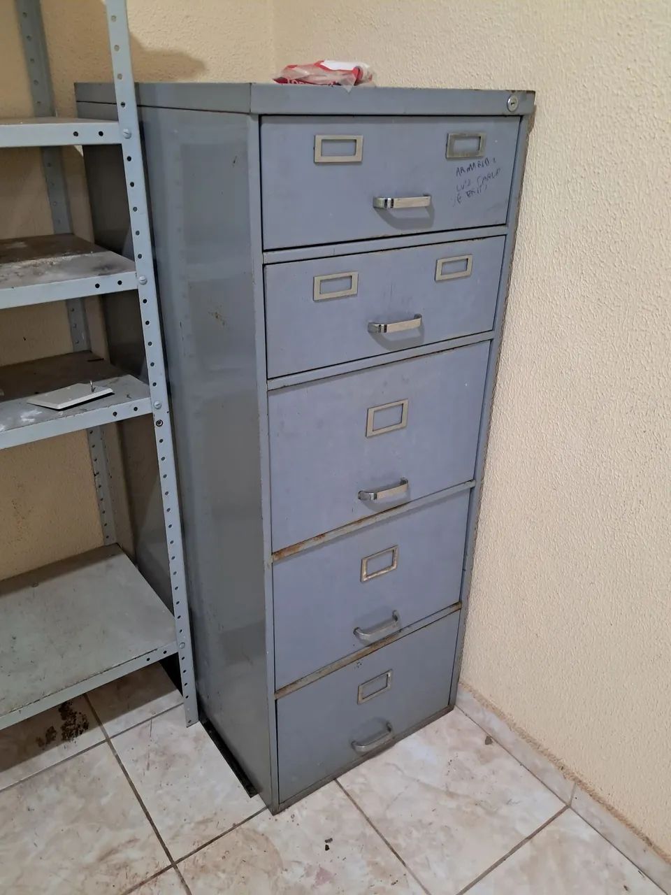 Vendo Armário de aço 