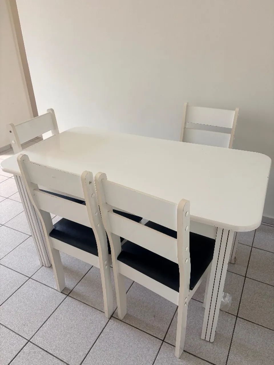 Mesa de jantar com 4 cadeiras 