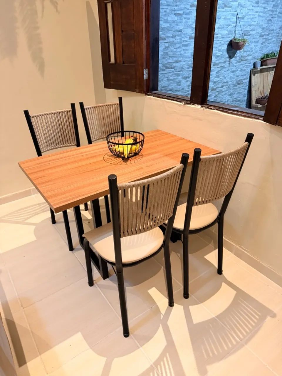 Mesa e cadeiras de jantar 4 lugares 