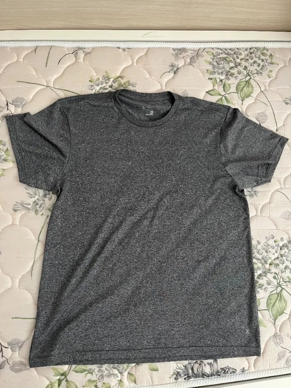 Vendo camiseta cinza tamanho M