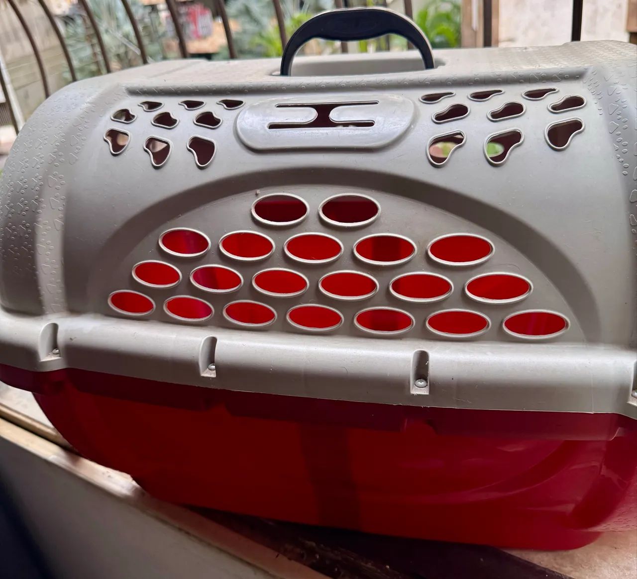 Caixa de Transporte para Pet Plástica Resistente - com Trava Funcional