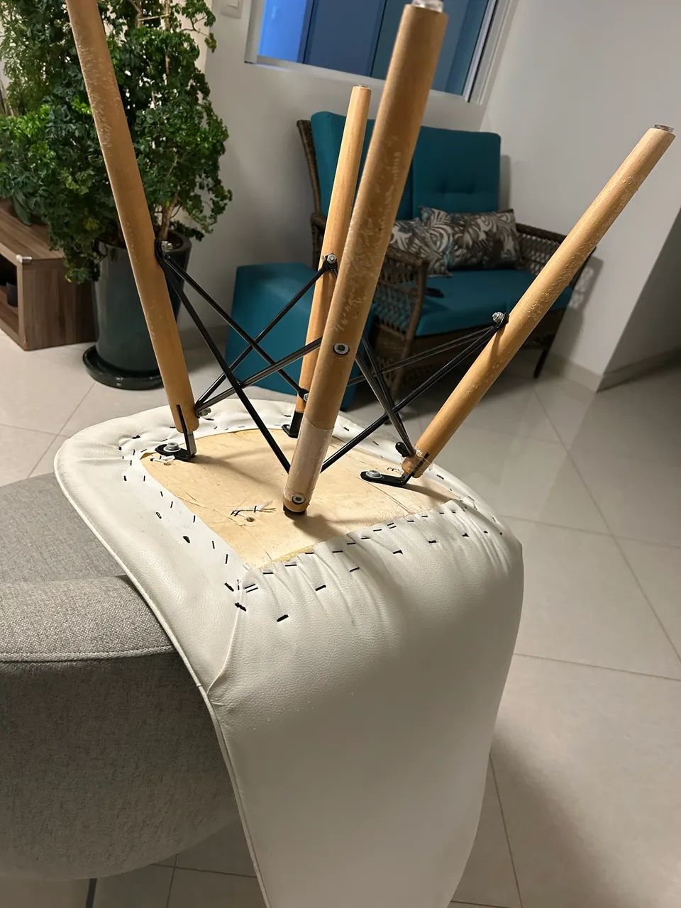 Cadeira Charles Eames Eiffel DSR/DKR com Assento Estofado em Botonê - Foto 4