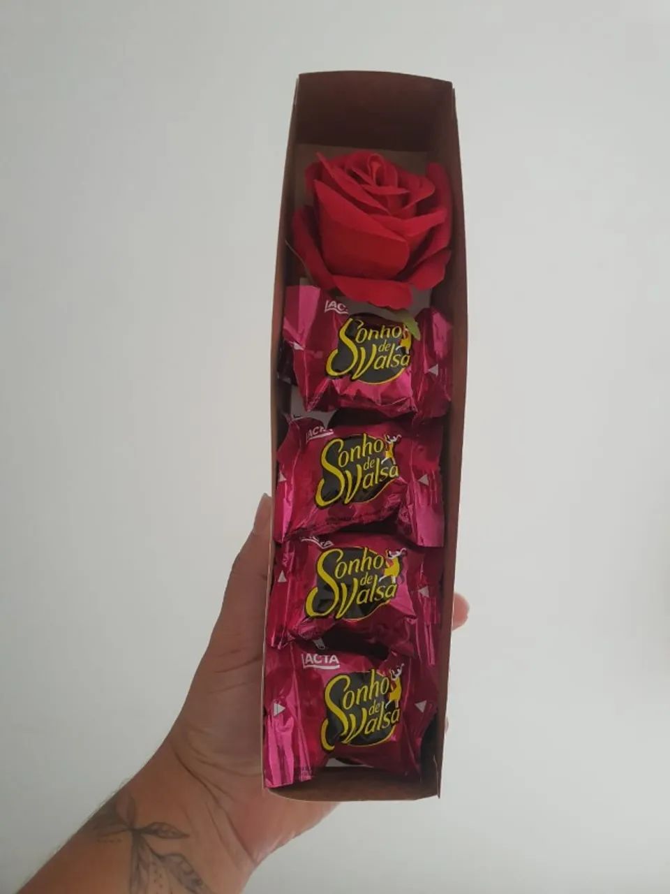 caixinha com rosa e bombom para presente - Foto 3