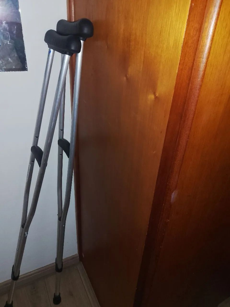 Par de Muletas Novas - Usadas Apenas 10 Dias - Foto 2