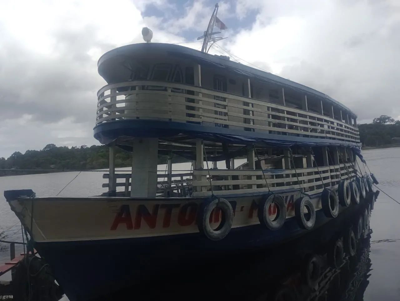 Barco carga capacidade 100 passageiros 