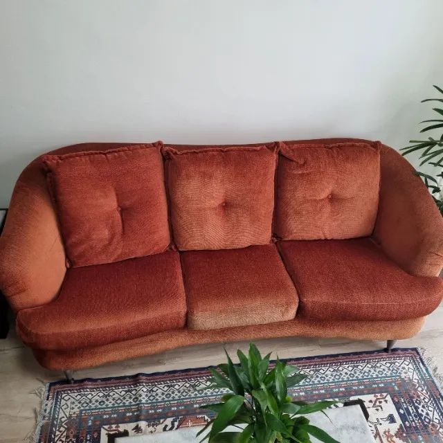 Jogo de sofá 2 e 3 lugares em chenille, moderno e ótimo estado - Foto 2