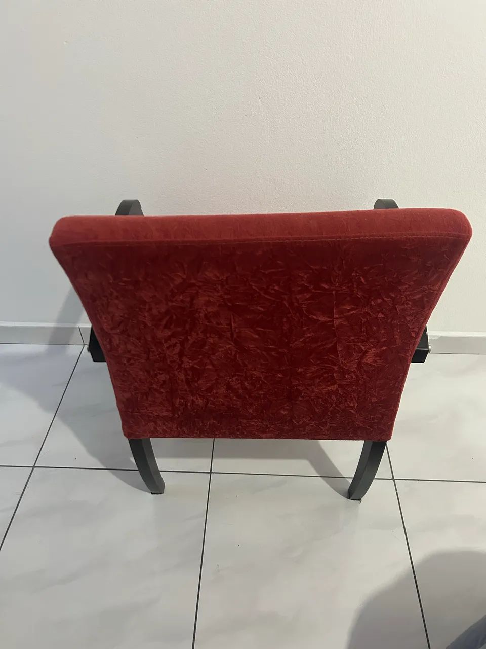 Poltronas de madeira com tecido aveludado TENHO DUAS PEÇAS  - Foto 4