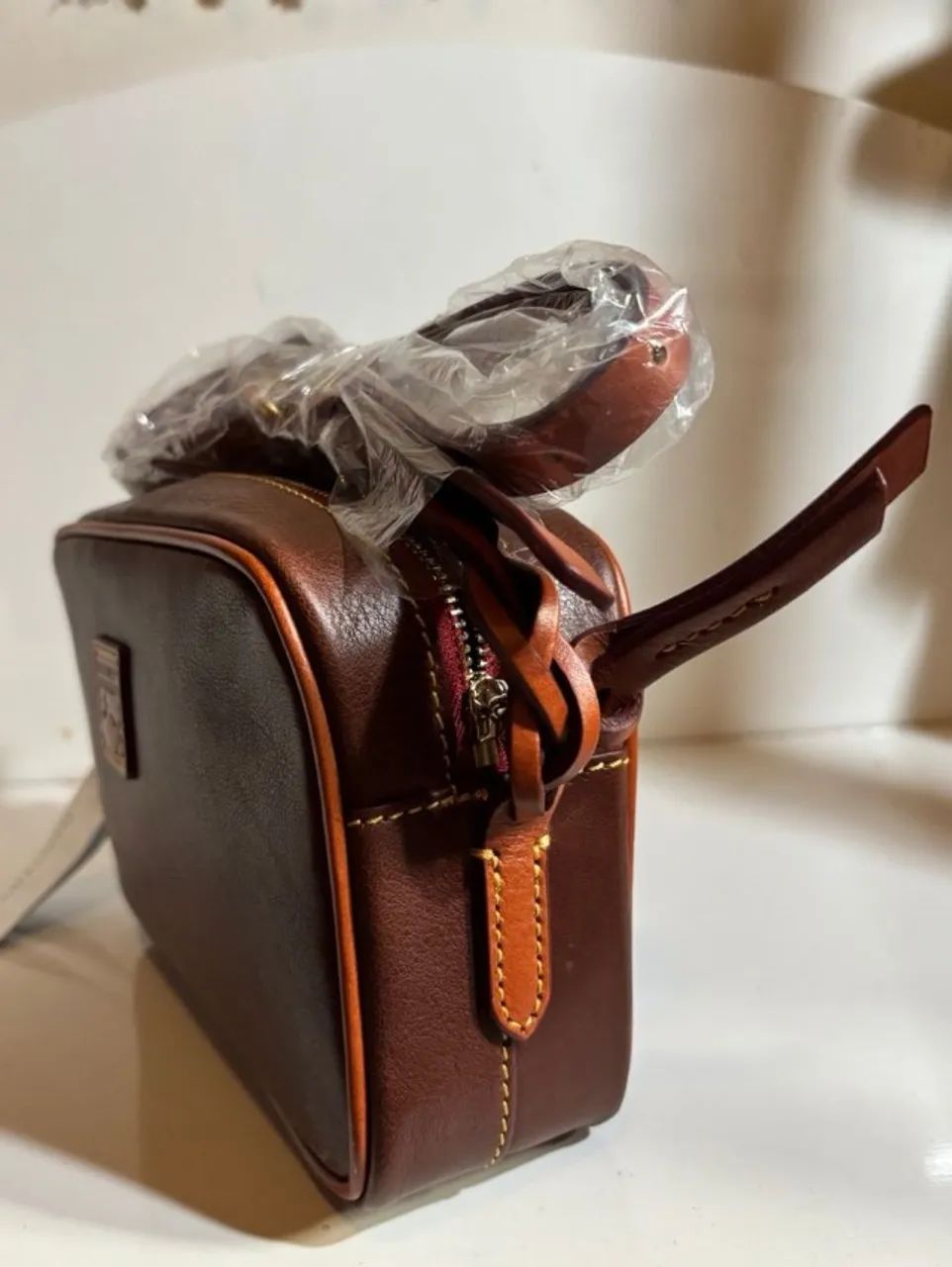 bolsa dooney & bourke loni crossbody chestnut - Foto 3