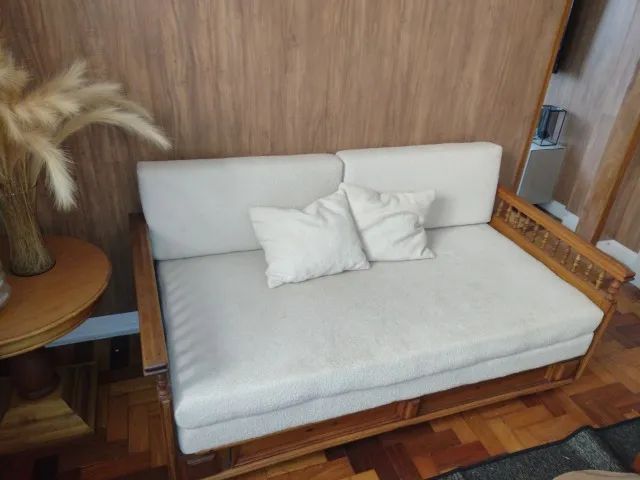 SOFÁ CAMA, JACARANDÁ E TECIDO BOUCLE OFF WHITE - Foto 3