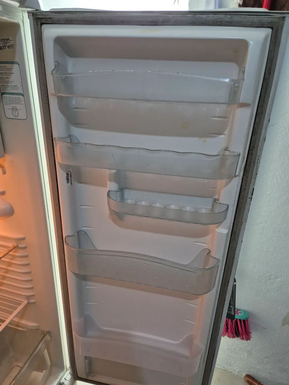 Vendo geladeira quebra galho. - Foto 3