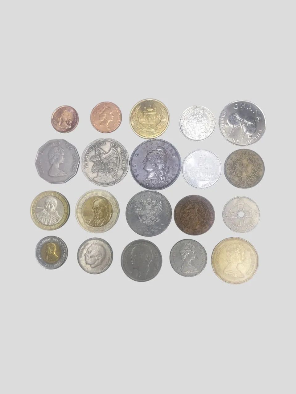 Lote de 35 moedas estrangeiras de 27 países  - Foto 3