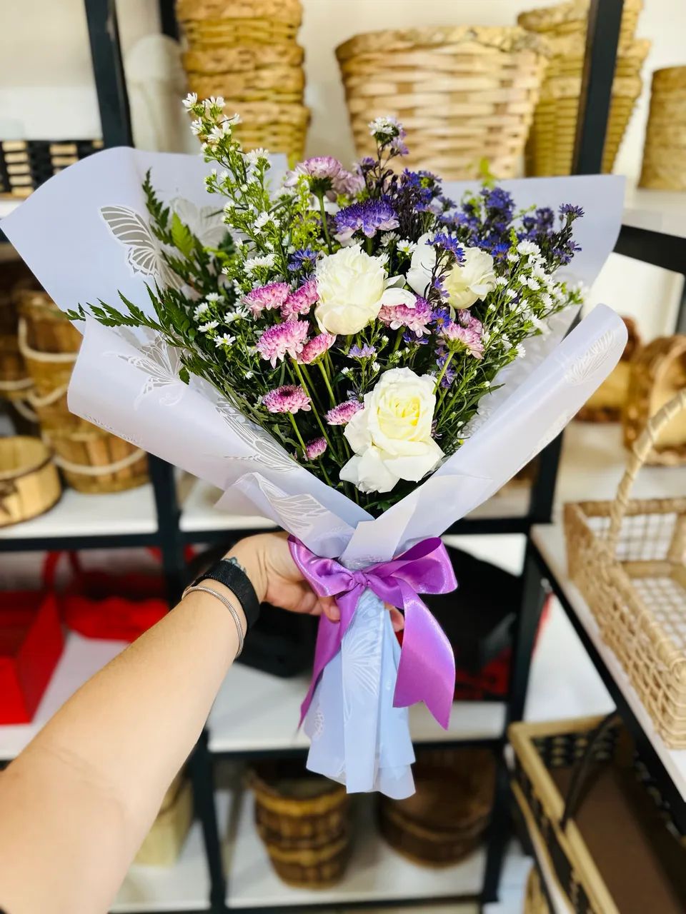 Buquê de flores braçada com 3 rosas  - Foto 2