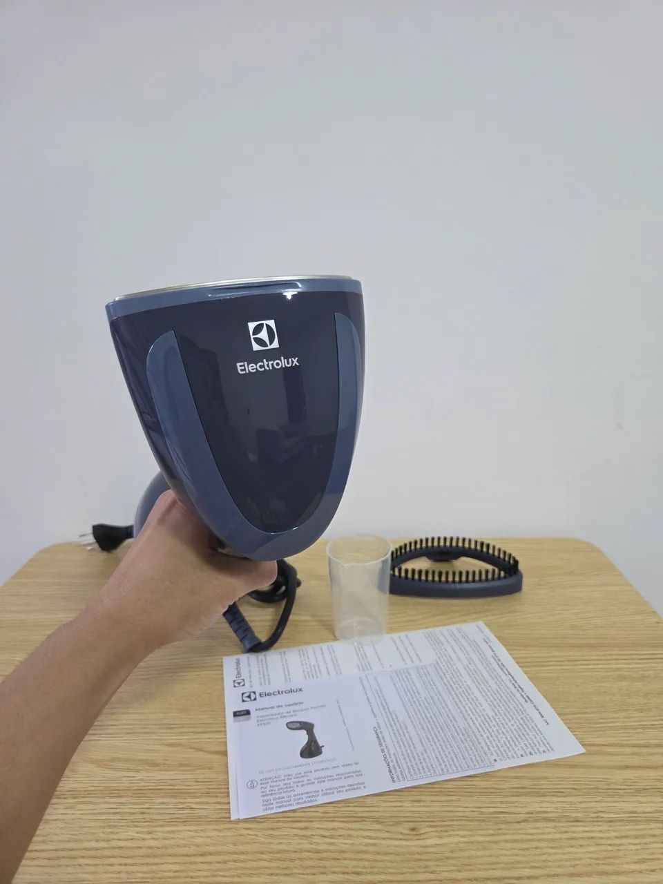 Vaporizador portátil de roupas novo da Electrolux vapor contínuo vertical 127v 1200w - Foto 3