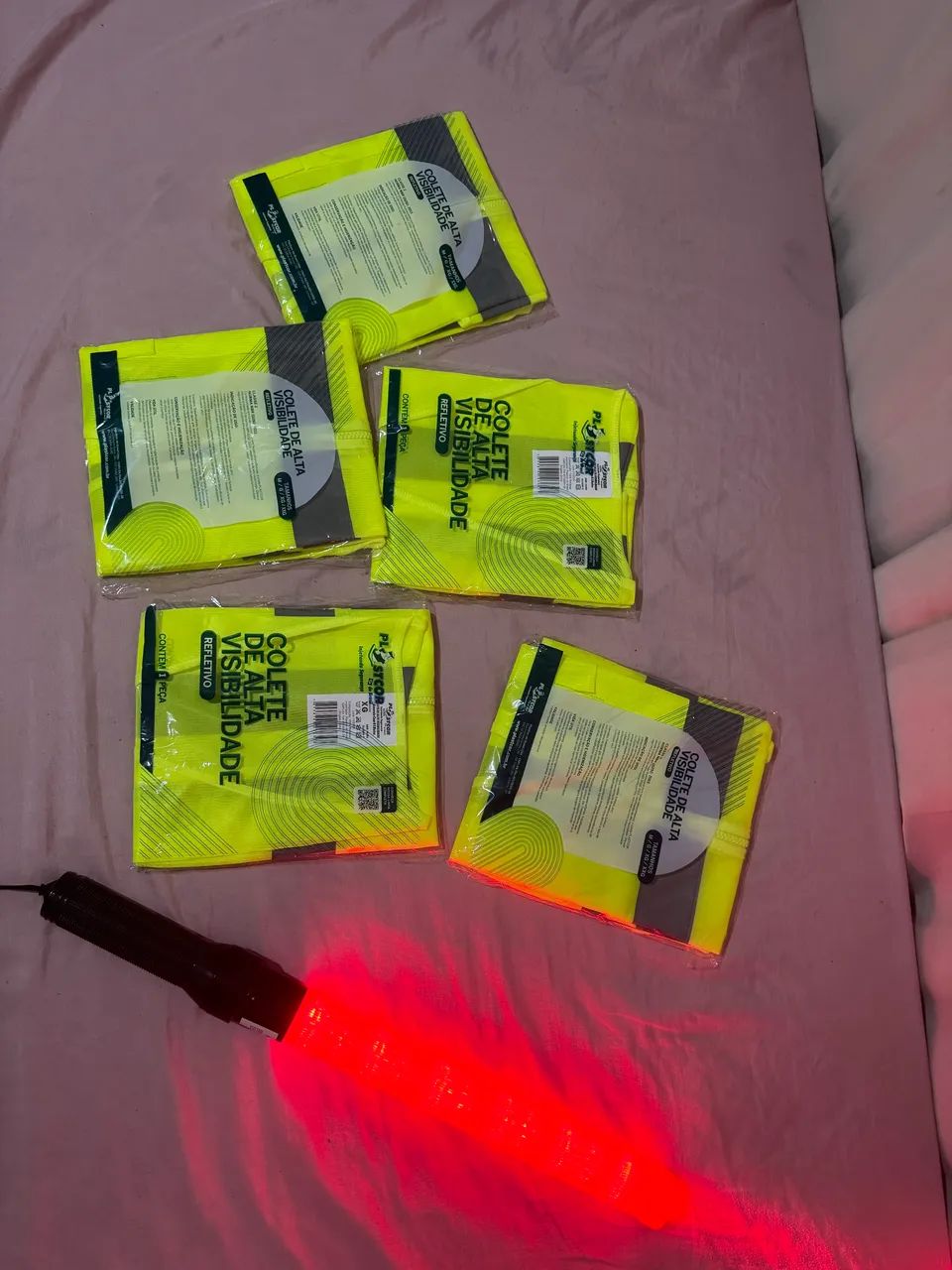 colete de alta visibilidade e bastão de luz vermelha  - Foto 2
