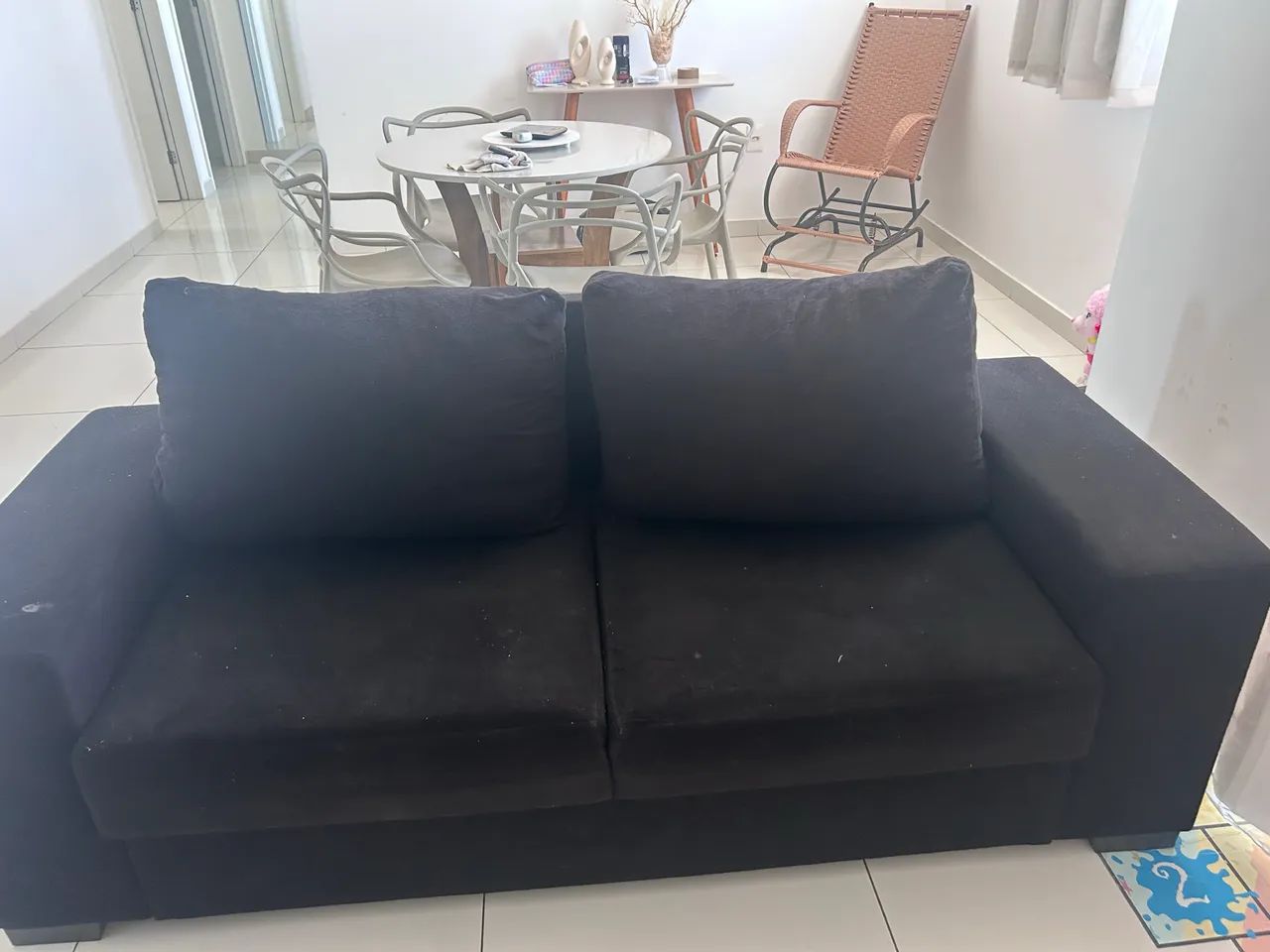 Sofá preto 3 lugares  - Foto 2